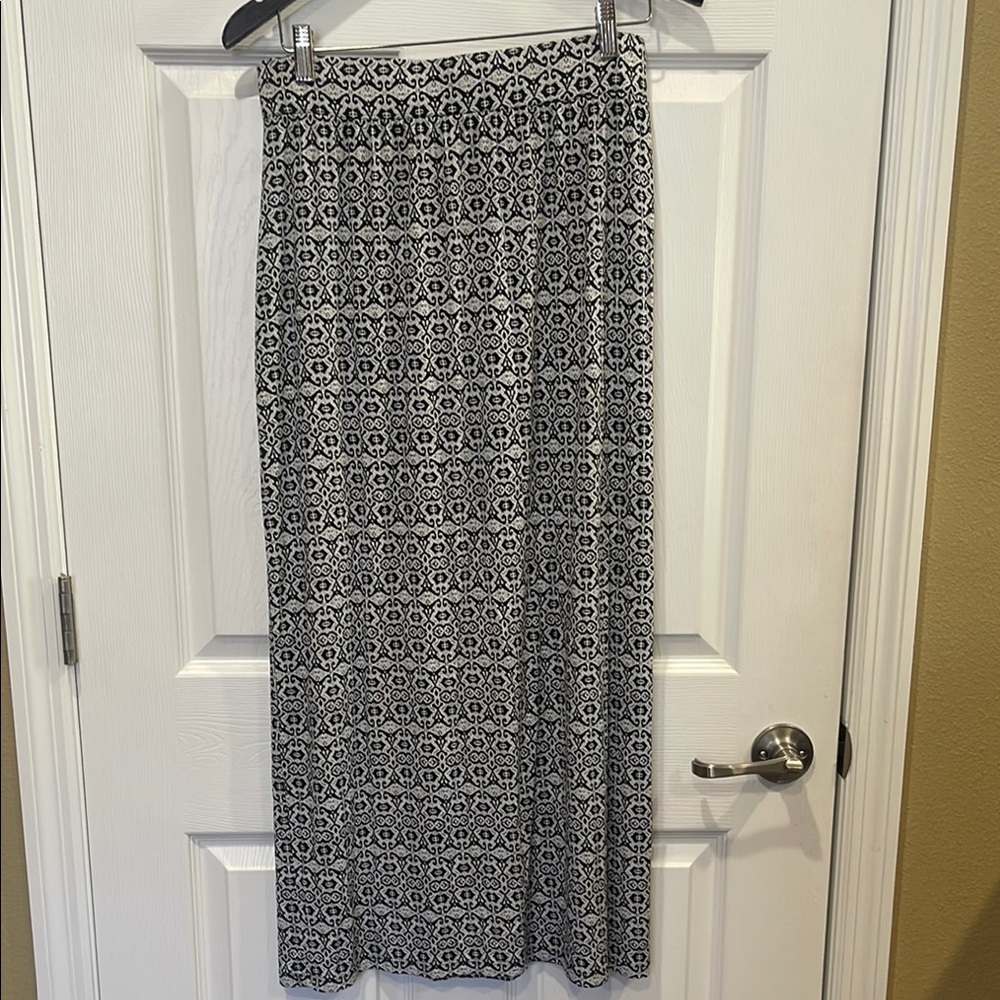 Loft Black and White Patterned skirt